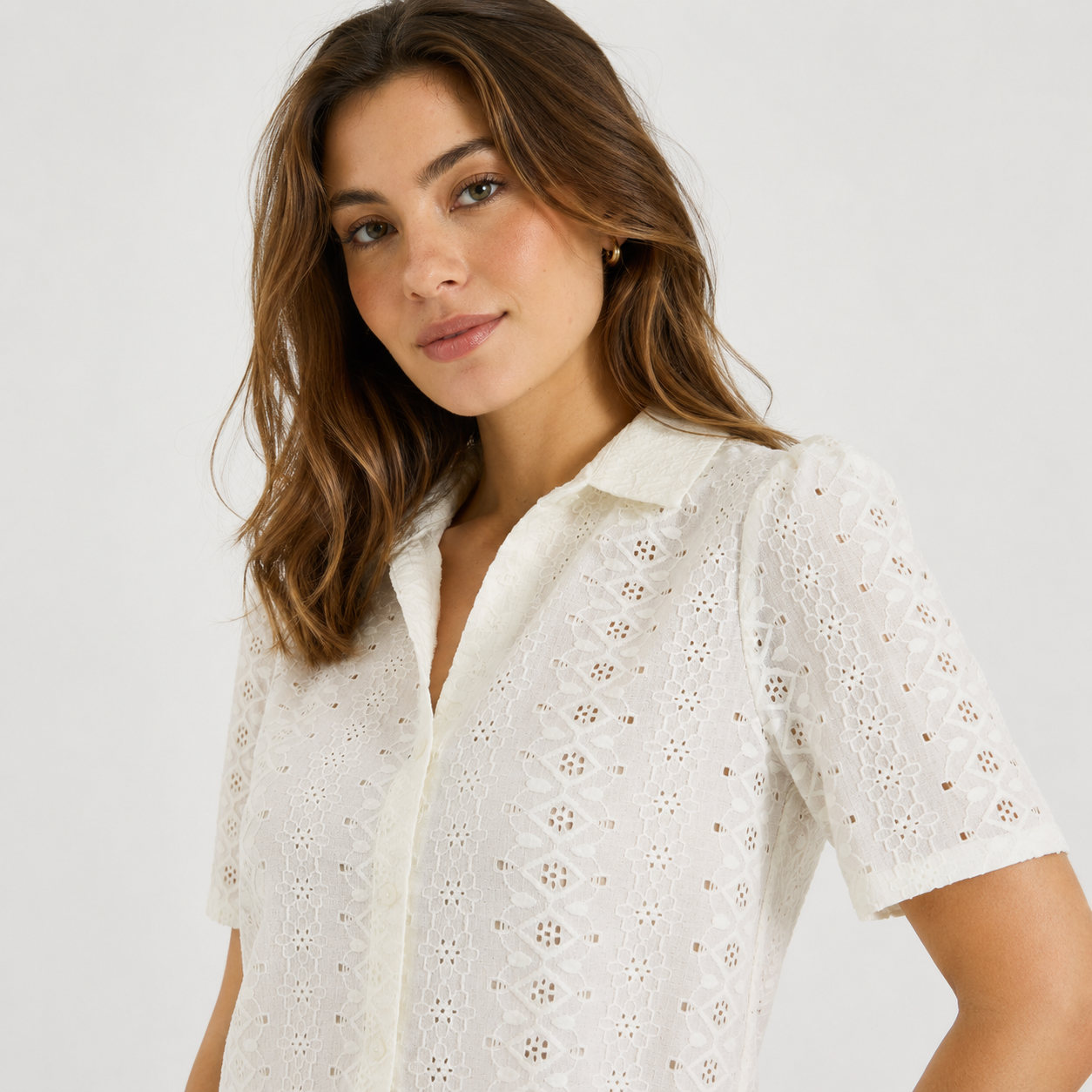 AVAZA | Blouse met knoopsluiting en broderie-kant